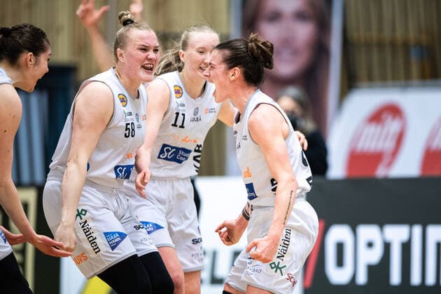 210427 Luleas Maggie Lucas, Allis Nyström och Matilda Ekh jublar under final 5 i damernas SBL mellan Alvik och Lulea den 27 april 2021 i Stockholm. Copyright: JESPERxZERMAN BB210427JZ034