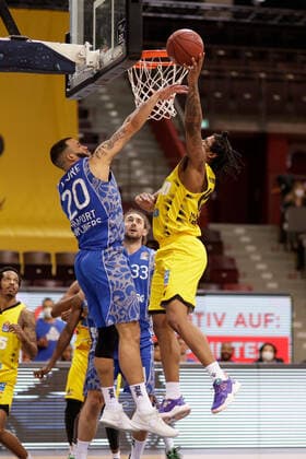 Ludwigsburg , Basketball easyCredit BBL Bundesliga , MHP RIESEN Ludwigsburg vs. Fraport Skyliners Frankfurt , v. l. Rasheed Moore (Skyliners) Desi Rodriguez (Riesen)