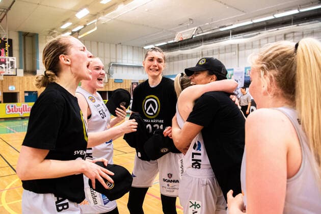 210427 Luleas Chioma Nnamaka jublar över SM-guldet efter final 5 i damernas SBL mellan Alvik och Lulea den 27 april 2021 i Stockholm. Copyright: JESPERxZERMAN BB210427JZ047