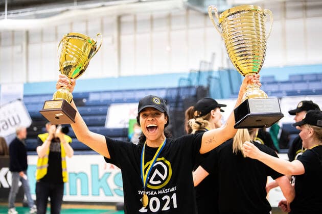 210427 Luleas Chioma Nnamaka jublar över SM-guldet efter final 5 i damernas SBL mellan Alvik och Lulea den 27 april 2021 i Stockholm. Copyright: JESPERxZERMAN BB210427JZ058