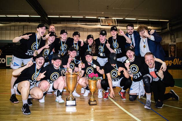210427 Luleas spelare jublar över SM-guldet efter final 5 i damernas SBL mellan Alvik och Lulea den 27 april 2021 i Stockholm. Copyright: JESPERxZERMAN BB210427JZ059