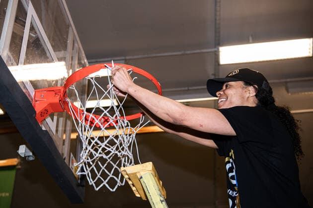 210427 Luleas Chioma Nnamaka klipper nätet fran korgen efter och jublar över SM-guldet efter final 5 i damernas SBL mellan Alvik och Lulea den 27 april 2021 i Stockholm. Copyright: JESPERxZERMAN BB210427JZ062