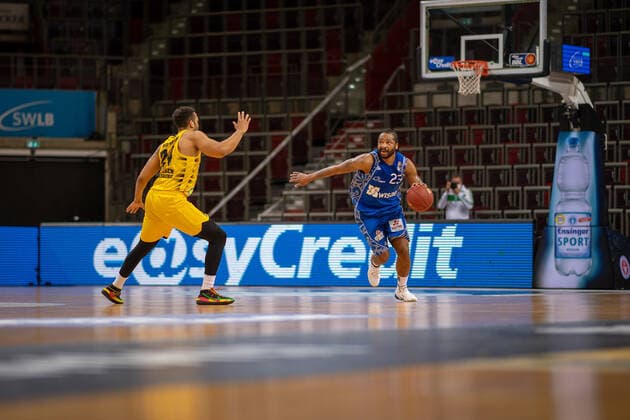 Andrew Warren (MHP Riesen Ludwigsburg, 24), Quantez Robertson (Fraport Skyliners, 23), MHP Riesen Ludwigsburg vs. FRAPORT SKYLINERS, Basketball, Bundesliga, easycredit BBL, 27.04.2021, MHP Riesen Ludwigsburg vs. FRAPORT SKYLINERS, Basketball, Bundesliga, easycredit BBL, 27.04.2021 Ludwigsburg Copyright: xEibner-Pressefoto SaschaxWaltherx EP_swa