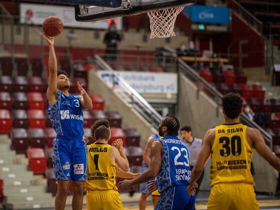 Maximilian Begue (Fraport Skyliners, 03), Jordan Hulls (MHP Riesen Ludwigsburg, 01), Quantez Robertson (Fraport Skyliners, 23), Oscar DA Silva (MHP Riesen Ludwigsburg, 30), MHP Riesen Ludwigsburg vs. FRAPORT SKYLINERS, Basketball, Bundesliga, easycredit BBL, 27.04.2021, MHP Riesen Ludwigsburg vs. FRAPORT SKYLINERS, Basketball, Bundesliga, easycredit BBL, 27.04.2021 Ludwigsburg Copyright: xEibner-Pressefoto SaschaxWaltherx EP_swa