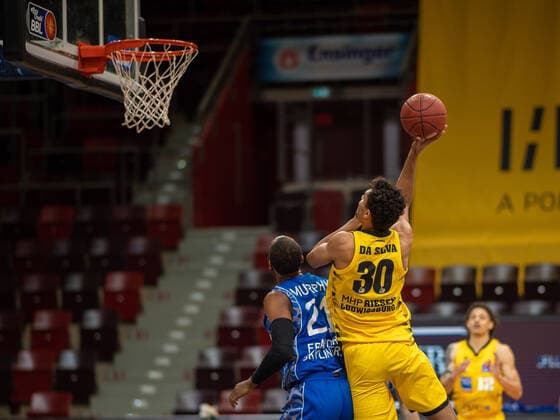 Kamari Murphy (Fraport Skyliners, 21), Oscar DA Silva (MHP Riesen Ludwigsburg, 30), MHP Riesen Ludwigsburg vs. FRAPORT SKYLINERS, Basketball, Bundesliga, easycredit BBL, 27.04.2021, MHP Riesen Ludwigsburg vs. FRAPORT SKYLINERS, Basketball, Bundesliga, easycredit BBL, 27.04.2021 Ludwigsburg Copyright: xEibner-Pressefoto SaschaxWaltherx EP_swa