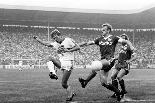 18.08.83 1. FC Kaiserslautern - VfB Stuttgart Deutschland, Kaiserslautern, 18.03.1983, Fussball, Bundesliga, 1. FC Kaiserslautern - VfB Stuttgart (2:2): v.l. Peter Reichert (VfB Stuttgart), Hans-Peter Briegel (1. FC Kaiserslautern).