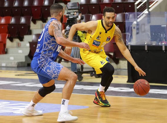 Ludwigsburg , Basketball easyCredit BBL Bundesliga , MHP RIESEN Ludwigsburg vs. Fraport Skyliners Frankfurt , von links: Rasheed More ( Fra ) Andrew Warren Riesen )