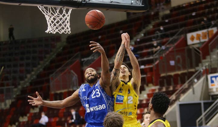 Ludwigsburg , Basketball easyCredit BBL Bundesliga , MHP RIESEN Ludwigsburg vs. Fraport Skyliners Frankfurt , von links: Quantez Robertson ( FRA ) Jonah Radebaugh ( Riesen )