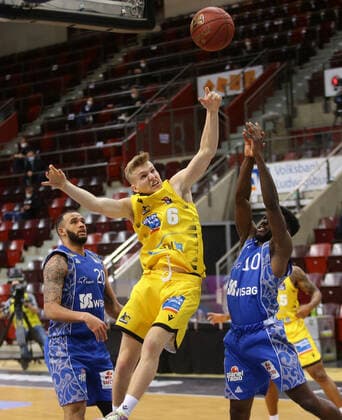 Ludwigsburg , Basketball easyCredit BBL Bundesliga , MHP RIESEN Ludwigsburg vs. Fraport Skyliners Frankfurt , von links: Johannes Patrick ( Riesen ) Alvin Onyia ( FRA )