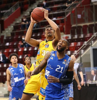 V.li. Oscar Da Silva (Riesen) , Kamari Murphy (Frankf) . MHP Riesen Ludwigsburg vs. Skyliners Frankfurt . Basketball-Bundesliga 2020-2021. Ludwigsburg , GER, 27.04.2021,