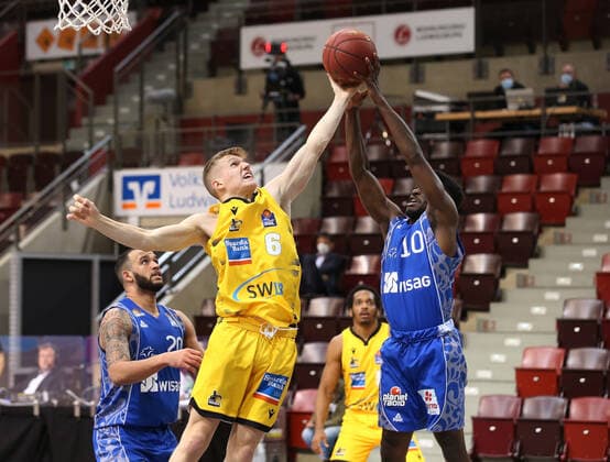 V.li. Johannes Patrick (Riesen) , Alvin Onyia (Frankf) . MHP Riesen Ludwigsburg vs. Skyliners Frankfurt . Basketball-Bundesliga 2020-2021. Ludwigsburg , GER, 27.04.2021,