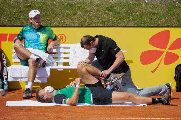 Wesley Koolhof, Kevin Krawietz hat Probleme mit dem Ruecken und wird vom ATP, Tennis Herren Physiotherapeut behandelt, Verletzung, Herren Doppel Tennis - BMW Open 2021 - ATP - MTTC Iphitos - Munich - - Germany - 28 April 2021. Copyright: xJuergenxHasenkopfx