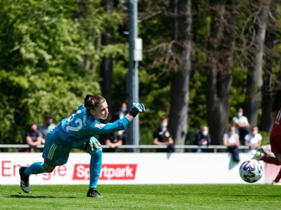 Cologne, Germany, April 28th 202 Luisa Weinhaendler (42 Bayern II) throws the ball during the 2. Frauen Bundesliga game between 1. Fc Koeln and Fc Bayern Muenchen II at the Franz-Kremer Stadion in Cologne, Germany. 2. Frauen Bundesliga - 1. Fc Koeln v Fc Bayern Muenchen II 