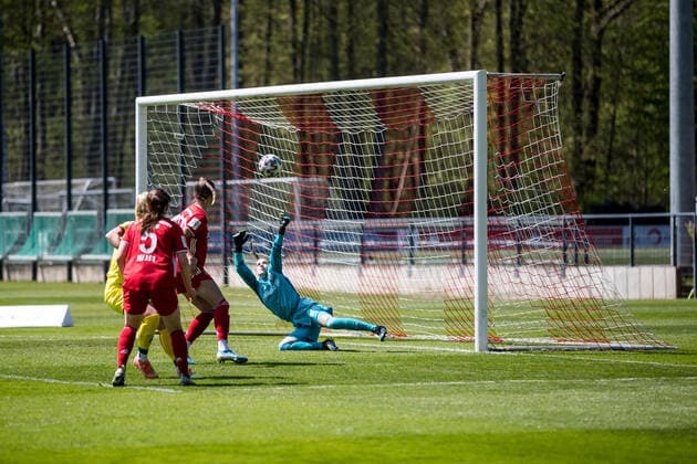 2. Frauen Fussball Bundesliga, 1. FC Koeln - FC Bayern Muenchen II; 28.04.2021 Luisa Weinhaendler ( 42, FC Bayern Muenchen II) wehrt den Torschuss ab 2. Frauen Fussball Bundesliga, 1. FC Koeln - FC Bayern Muenchen II, Koeln, Geissbockheim DFL REGULATIONS PROHIBIT ANY USE OF PHOTOGRAPHS AS IMAGE SEQUENCES AND OR QUASI-VIDEO. Copyright: xBEAUTIFULxSPORTS Wunderlx