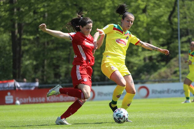 1. FC Köln Frauen - FC Bayern München Frauen II Fussball 2. Bundesliga Frauen Saison 2020 2021 Köln Deutschland 28.04.2021 Rechts: Francesca Calo (1. FC Köln) Links: Leonie Weber (München)