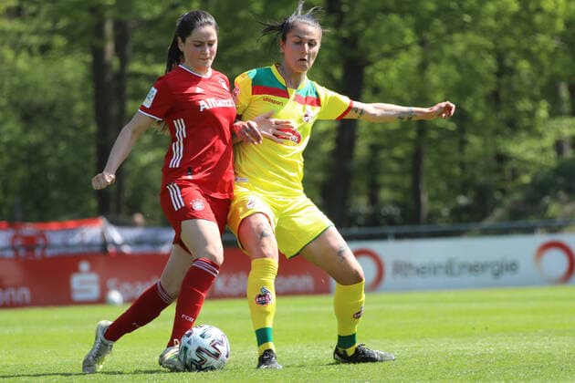 1. FC Köln Frauen - FC Bayern München Frauen II Fussball 2. Bundesliga Frauen Saison 2020 2021 Köln Deutschland 28.04.2021 Rechts: Francesca Calo (1. FC Köln) Links: Leonie Weber (München)