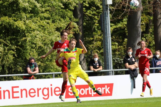 1. FC Köln Frauen - FC Bayern München Frauen II Fussball 2. Bundesliga Frauen Saison 2020 2021 Köln Deutschland 28.04.2021 Rechts: Alicia-Sphie Gudorf (1. FC Köln) Links: Lilian Huber (München)
