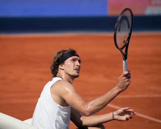 Alexander Zverev (GER) sitzt auf der Bank waehrend der Spielpause und spricht mit dem Stuhlschiedsrichter, Copyright: xJuergenxHasenkopfx