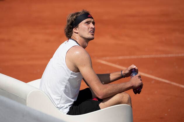 Alexander Zverev (GER) sitzt auf der Bank waehrend der Spielpause und spricht mit dem Stuhlschiedsrichter, Copyright: xJuergenxHasenkopfx