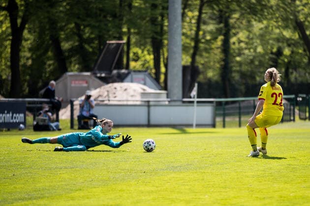 2. Frauen Fussball Bundesliga, 1. FC Koeln - FC Bayern Muenchen II; 28.04.2021 Luisa Weinhaendler ( 42, FC Bayern Muenchen II), Amber Barrett ( 22, 1. FC Koeln) 2. Frauen Fussball Bundesliga, 1. FC Koeln - FC Bayern Muenchen II, Koeln, Geissbockheim DFL REGULATIONS PROHIBIT ANY USE OF PHOTOGRAPHS AS IMAGE SEQUENCES AND OR QUASI-VIDEO. Copyright: xBEAUTIFULxSPORTS Wunderlx