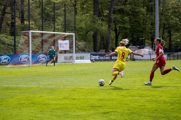 2. Frauen Fussball Bundesliga, 1. FC Koeln - FC Bayern Muenchen II; 28.04.2021 Mandy Islacker ( 8, 1. FC Koeln), Jana Kappes ( 20, FC Bayern Muenchen II) 2. Frauen Fussball Bundesliga, 1. FC Koeln - FC Bayern Muenchen II, Koeln, Geissbockheim DFL REGULATIONS PROHIBIT ANY USE OF PHOTOGRAPHS AS IMAGE SEQUENCES AND OR QUASI-VIDEO. Copyright: xBEAUTIFULxSPORTS Wunderlx