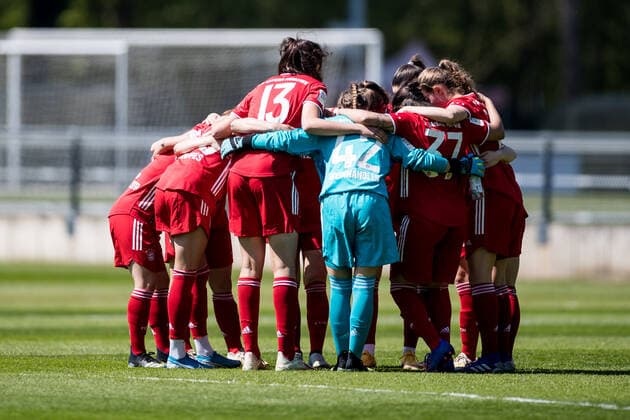 2. Frauen Fussball Bundesliga, 1. FC Koeln - FC Bayern Muenchen II; 28.04.2021 Die Frauen des FC Bayern Muenchen II vor Spielbeginn 2. Frauen Fussball Bundesliga, 1. FC Koeln - FC Bayern Muenchen II, Koeln, Geissbockheim DFL REGULATIONS PROHIBIT ANY USE OF PHOTOGRAPHS AS IMAGE SEQUENCES AND OR QUASI-VIDEO. Copyright: xBEAUTIFULxSPORTS Wunderlx