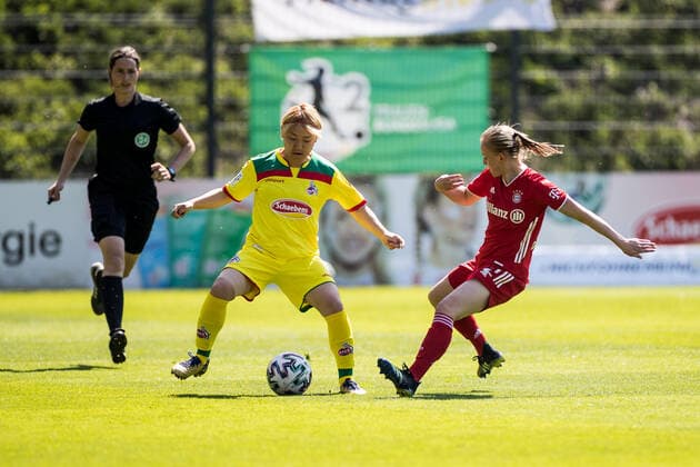 2. Frauen Fussball Bundesliga, 1. FC Koeln - FC Bayern Muenchen II; 28.04.2021 Yuka Hirano ( 17, 1. FC Koeln), Laura Donhauser ( 2, FC Bayern Muenchen II) 2. Frauen Fussball Bundesliga, 1. FC Koeln - FC Bayern Muenchen II, Koeln, Geissbockheim DFL REGULATIONS PROHIBIT ANY USE OF PHOTOGRAPHS AS IMAGE SEQUENCES AND OR QUASI-VIDEO. Copyright: xBEAUTIFULxSPORTS Wunderlx
