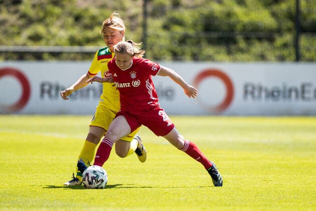 2. Frauen Fussball Bundesliga, 1. FC Koeln - FC Bayern Muenchen II; 28.04.2021 Yuka Hirano ( 17, 1. FC Koeln), Laura Donhauser ( 2, FC Bayern Muenchen II) 2. Frauen Fussball Bundesliga, 1. FC Koeln - FC Bayern Muenchen II, Koeln, Geissbockheim DFL REGULATIONS PROHIBIT ANY USE OF PHOTOGRAPHS AS IMAGE SEQUENCES AND OR QUASI-VIDEO. Copyright: xBEAUTIFULxSPORTS Wunderlx