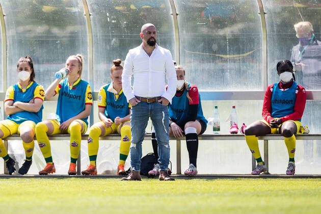 2. Frauen Fussball Bundesliga, 1. FC Koeln - FC Bayern Muenchen II; 28.04.2021 Sascha Glass (Trainer 1. FC Koeln) 2. Frauen Fussball Bundesliga, 1. FC Koeln - FC Bayern Muenchen II, Koeln, Geissbockheim DFL REGULATIONS PROHIBIT ANY USE OF PHOTOGRAPHS AS IMAGE SEQUENCES AND OR QUASI-VIDEO. Copyright: xBEAUTIFULxSPORTS Wunderlx