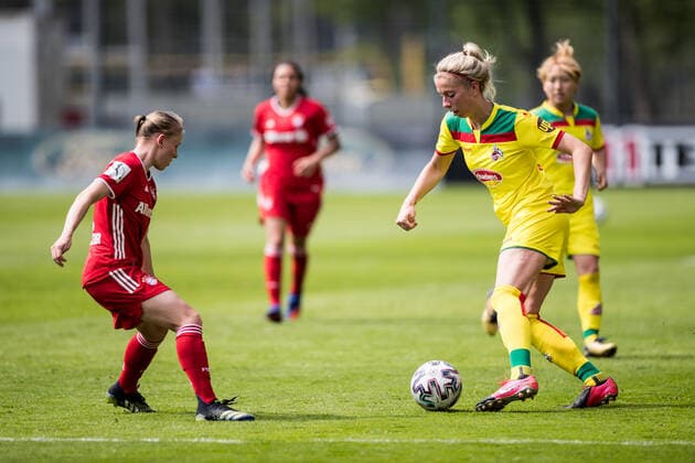 2. Frauen Fussball Bundesliga, 1. FC Koeln - FC Bayern Muenchen II; 28.04.2021 Lisa Schoeppl ( 21, FC Bayern Muenchen II), Sharon Beck ( 10, 1. FC Koeln) 2. Frauen Fussball Bundesliga, 1. FC Koeln - FC Bayern Muenchen II, Koeln, Geissbockheim DFL REGULATIONS PROHIBIT ANY USE OF PHOTOGRAPHS AS IMAGE SEQUENCES AND OR QUASI-VIDEO. Copyright: xBEAUTIFULxSPORTS Wunderlx