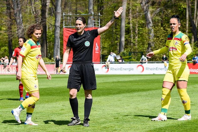 Naemi Breier (Schiedsrichterin) gibt Anweisungen, gestikuliert, mit den Armen gestikulieren, gives instructions, gesticulate, 28.04.2021, Köln (Deutschland), Fussball, 2. Frauen-Bundesliga Süd, 1. FC Köln - Bayern München II, DFB DFL REGULATIONS PROHIBIT ANY USE OF PHOTOGRAPHS AS IMAGE SEQUENCES AND OR QUASI-VIDEO.