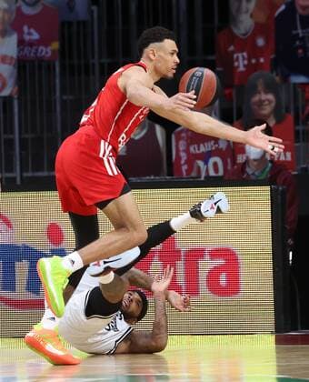 Bayerns 2 Wade BALDWIN IV vs Milans 23 DELANEY. Basketball, FC Bayern - Mailand, Euroleague, Viertelfinale, Saison 2020-2021, am 28.4.2021 in Muenchen, A U D I D O M E, Deutschland. Quelle Copyright Credit : Oryk HAIST