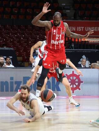 Bayerns 21 James GIST ueber Milans 13 RODRIGUEZ. Basketball, FC Bayern - Mailand, Euroleague, Viertelfinale, Saison 2020-2021, am 28.4.2021 in Muenchen, A U D I D O M E, Deutschland. Quelle Copyright Credit : Oryk HAIST