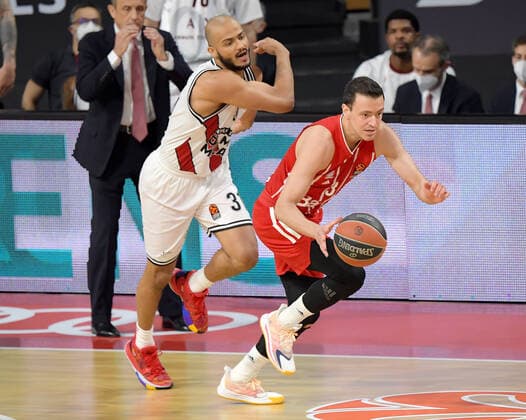 28.04.2021, xemx, Basketball Turkish Airlines Euroleague, FC Bayern Muenchen Basketball - AX Armani Exchange Milan emspor, v.l. Shavon Shields (AX Armani Exchange Milan), Zan Mark Sisko (FC Bayern Basketball) Zweikampf, Duell, Kampf, tackle Muenchen