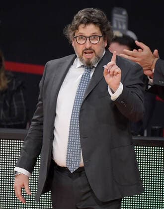 28.04.2021, xemx, Basketball Turkish Airlines Euroleague, FC Bayern Muenchen Basketball - AX Armani Exchange Milan emspor, v.l. Head Coach Andrea Trinchieri (FC Bayern Basketball) gibt Anweisungen, gestikuliert mit den Armen, gesticulate, gives instructions Muenchen