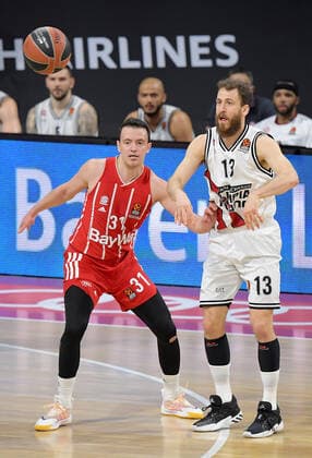 28.04.2021, xemx, Basketball Turkish Airlines Euroleague, FC Bayern Muenchen Basketball - AX Armani Exchange Milan emspor, v.l. Zan Mark Sisko (FC Bayern Basketball), Sergio Rodriguez (AX Armani Exchange Milan) Muenchen