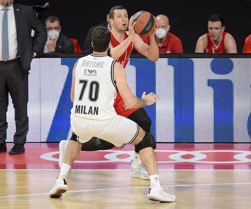28.04.2021, xemx, Basketball Turkish Airlines Euroleague, FC Bayern Muenchen Basketball - AX Armani Exchange Milan emspor, v.l. Luigi Datome (AX Armani Exchange Milan), Paul Zipser (FC Bayern Basketball) Zweikampf, Duell, Kampf, tackle Muenchen