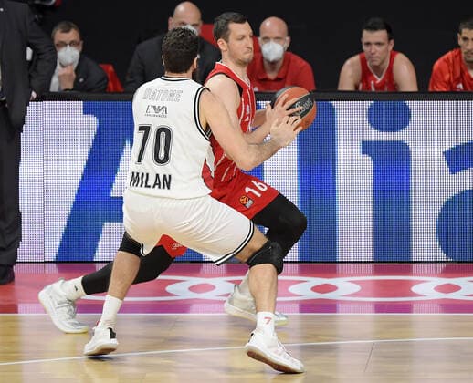 28.04.2021, xemx, Basketball Turkish Airlines Euroleague, FC Bayern Muenchen Basketball - AX Armani Exchange Milan emspor, v.l. Luigi Datome (AX Armani Exchange Milan), Paul Zipser (FC Bayern Basketball) Zweikampf, Duell, Kampf, tackle Muenchen