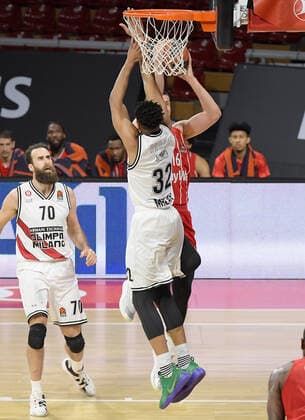 28.04.2021, xemx, Basketball Turkish Airlines Euroleague, FC Bayern Muenchen Basketball - AX Armani Exchange Milan emspor, v.l. Jeff Brooks (AX Armani Exchange Milan), Paul Zipser (FC Bayern Basketball) Zweikampf, Duell, Kampf, tackle Muenchen
