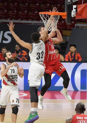 28.04.2021, xemx, Basketball Turkish Airlines Euroleague, FC Bayern Muenchen Basketball - AX Armani Exchange Milan emspor, v.l. Jeff Brooks (AX Armani Exchange Milan), Paul Zipser (FC Bayern Basketball) Zweikampf, Duell, Kampf, tackle Muenchen