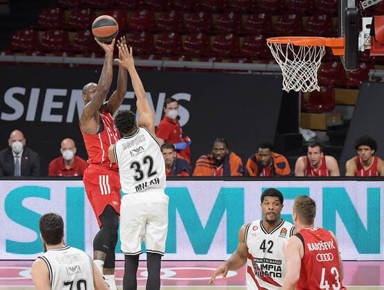 28.04.2021, xemx, Basketball Turkish Airlines Euroleague, FC Bayern Muenchen Basketball - AX Armani Exchange Milan emspor, v.l. James Gist (FC Bayern Basketball), Jeff Brooks (AX Armani Exchange Milan) Zweikampf, Duell, Kampf, tackle Muenchen