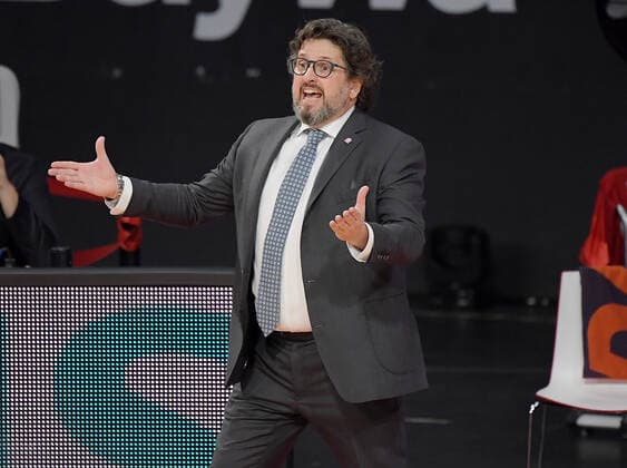 28.04.2021, xemx, Basketball Turkish Airlines Euroleague, FC Bayern Muenchen Basketball - AX Armani Exchange Milan emspor, v.l. Head Coach Andrea Trinchieri (FC Bayern Basketball) gibt Anweisungen, gestikuliert mit den Armen, gesticulate, gives instructions Muenchen