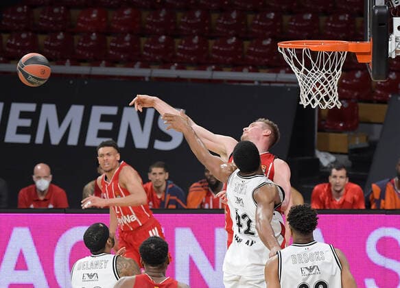 28.04.2021, xemx, Basketball Turkish Airlines Euroleague, FC Bayern Muenchen Basketball - AX Armani Exchange Milan emspor, v.l. Kyle Hines (AX Armani Exchange Milan), Leon Radosevic (FC Bayern Basketball) Zweikampf, Duell, Kampf, tackle Muenchen