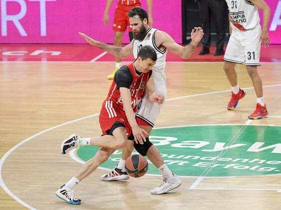 28.04.2021, xemx, Basketball Turkish Airlines Euroleague, FC Bayern Muenchen Basketball - AX Armani Exchange Milan emspor, v.l. Vladimir Lucic (FC Bayern Basketball), Luigi Datome (AX Armani Exchange Milan) Zweikampf, Duell, Kampf, tackle Muenchen