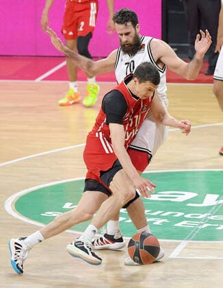 28.04.2021, xemx, Basketball Turkish Airlines Euroleague, FC Bayern Muenchen Basketball - AX Armani Exchange Milan emspor, v.l. Vladimir Lucic (FC Bayern Basketball), Luigi Datome (AX Armani Exchange Milan) Zweikampf, Duell, Kampf, tackle Muenchen