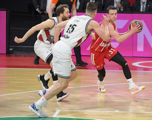28.04.2021, xemx, Basketball Turkish Airlines Euroleague, FC Bayern Muenchen Basketball - AX Armani Exchange Milan emspor, v.l. Sergio Rodriguez (AX Armani Exchange Milan), Kaleb Tarczewski (AX Armani Exchange Milan), Zan Mark Sisko (FC Bayern Basketball) Zweikampf, Duell, Kampf, tackle Muenchen