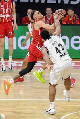 28.04.2021, xemx, Basketball Turkish Airlines Euroleague, FC Bayern Muenchen Basketball - AX Armani Exchange Milan emspor, v.l. Wade Baldwin (FC Bayern Basketball), Kyle Hines (AX Armani Exchange Milan) Zweikampf, Duell, Kampf, tackle Muenchen