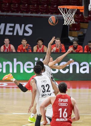 28.04.2021, xemx, Basketball Turkish Airlines Euroleague, FC Bayern Muenchen Basketball - AX Armani Exchange Milan emspor, v.l. Wade Baldwin (FC Bayern Basketball), Kyle Hines (AX Armani Exchange Milan) Zweikampf, Duell, Kampf, tackle Muenchen
