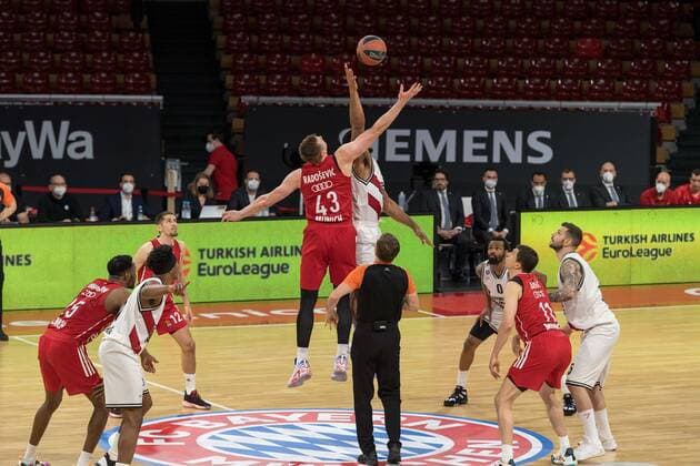 Basketball, Euroleague, day0}.04.2021, FC Bayern München - Armani Olimpia Mailand. Im Bild Leon RADOSEVIC (FC Bayern München, 43) und Kyle HINES (Armani Olimpia Mailand, 42) Tip Off. München Audi Dome Bayern Deutschland Copyright: Passion2Press.dex xMarkusxFischerx