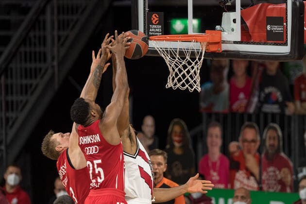 Sport Bilder des Tages Basketball, Euroleague, day0}.04.2021, FC Bayern München - Armani Olimpia Mailand. Im Bild Leon RADOSEVIC (FC Bayern München, 43), JaJuan JOHNSON (FC Bayern München, 25) und Kyle HINES (Armani Olimpia Mailand, 42) Rebound. München Audi Dome Bayern Deutschland Copyright: Passion2Press.dex xMarkusxFischerx